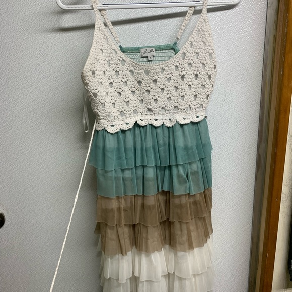 Vintage dress. Not sure the brand. tag is visible if anyone can tell me. - Picture 4 of 4